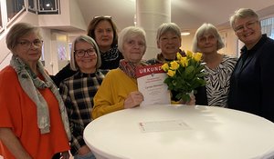 Frau Rittmann im Kreis ehrenamtlicher Mitarbeiterinnen der Tafel Oberderdingen.
